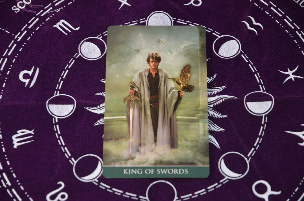 Магия и Таро простыми словами. Тао расклад: Чувства, мысли, действия загаданного мужчины.