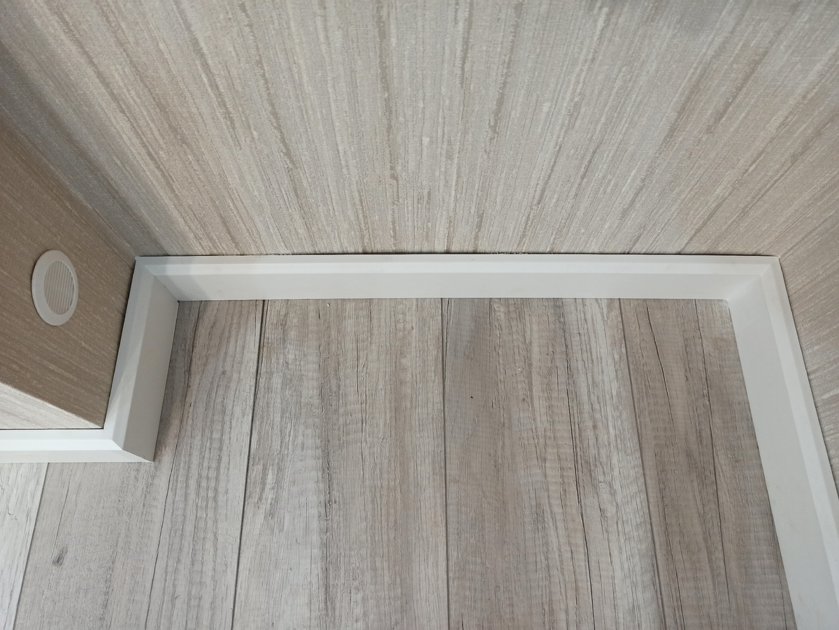 Как плинтус МДФ смотрится на фоне кривых стен - до герметика