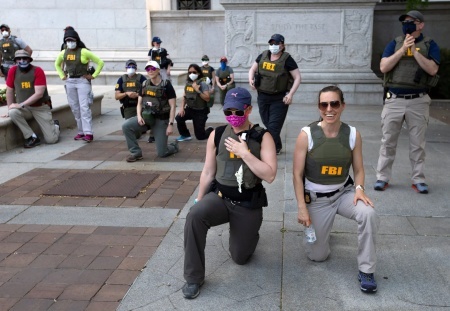    Руководство ФБР уволило агентов, которые стали на колени на митинге за права афроамериканцев