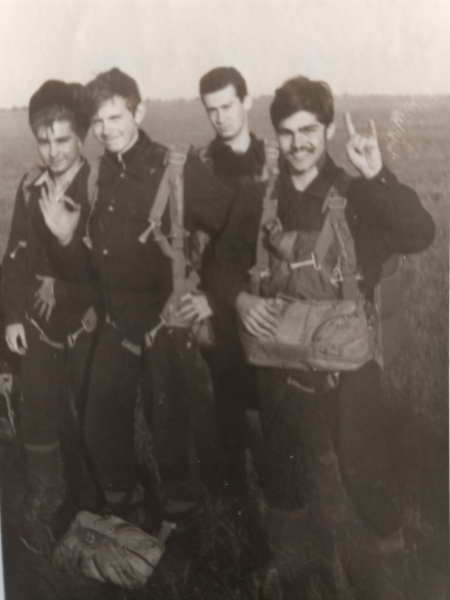 Парашютные прыжки после первого курса. (Я и Усатый позируем перед первым прыжком, за спиной вглядывается Криван Виталий)