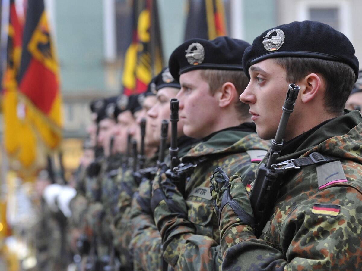    Солдаты армии Бундесвера© AP Photo / Matthias Rietschel