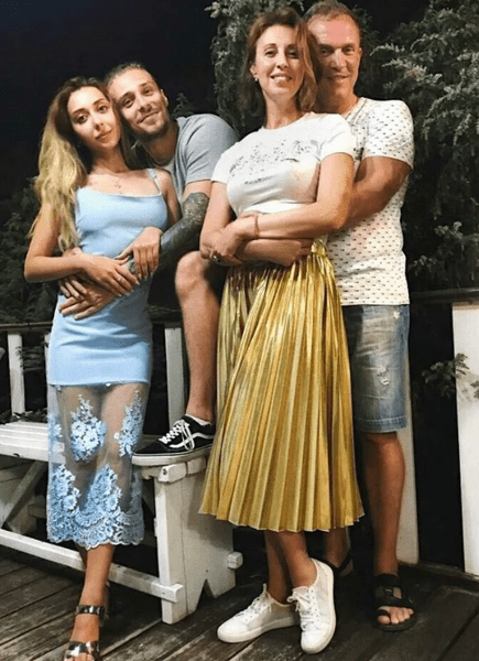 Василий Рыбин с Дарьей Алябьевой и родителями