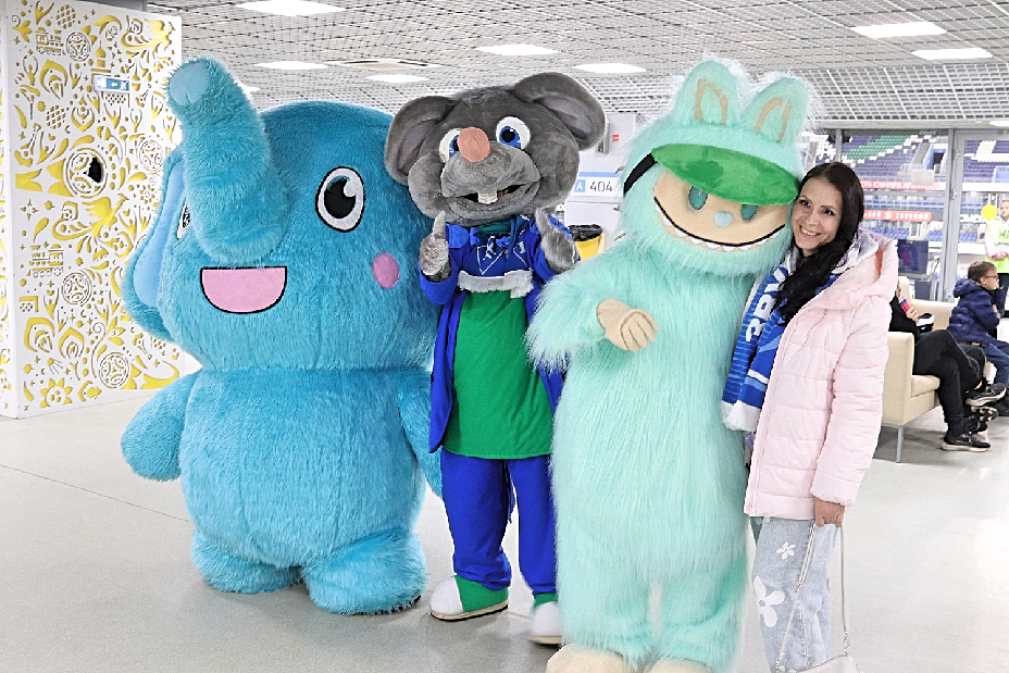 
Приятно сделать фотосессию с талисманом и героями мультфильмов.