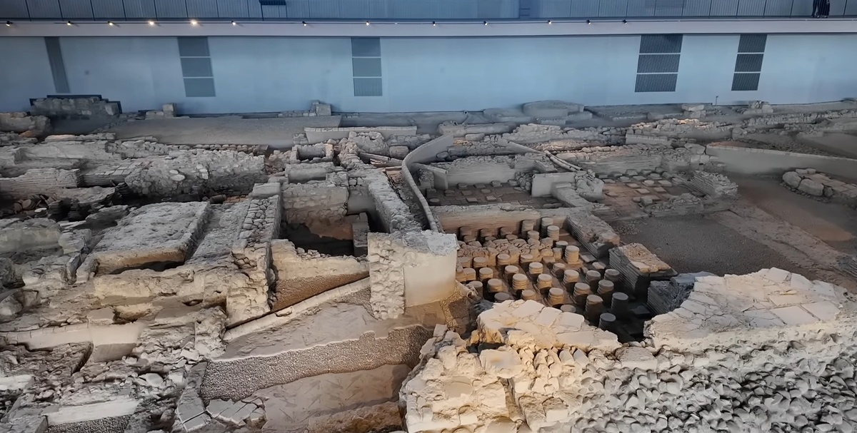 Фундаменты античных зданий.