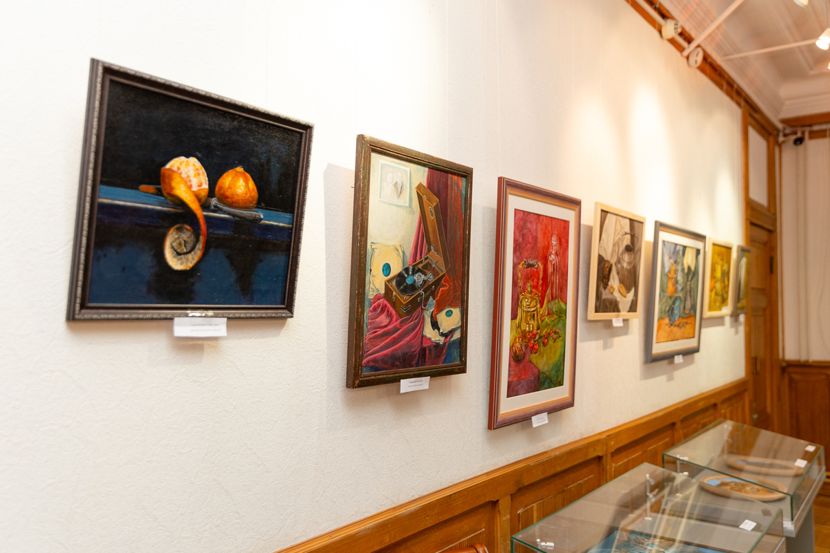 Экспозиция выставки работ учеников школы рисования "АртМосква" в музее им.Скрябина