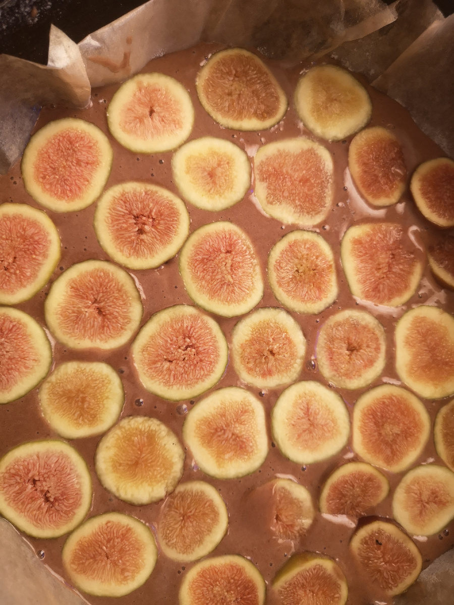 Каждую инжирину разрезала на 3 части