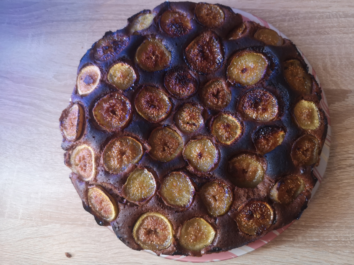 Слегка подгорело, смотрится темно, потому что какао добавлено. 