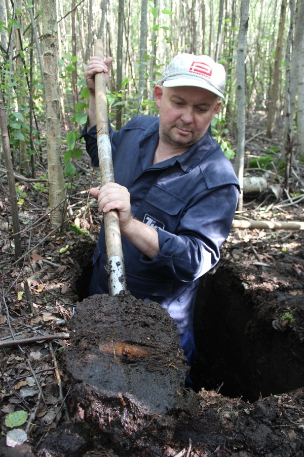 Сергей Тобратов копает разрез на Емельяновом болоте
