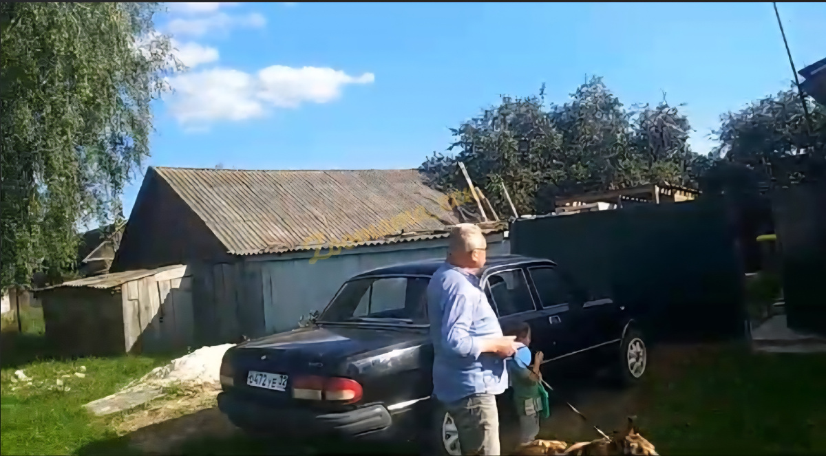 А.В. с Бориской у дома, рядом со своей Волгой