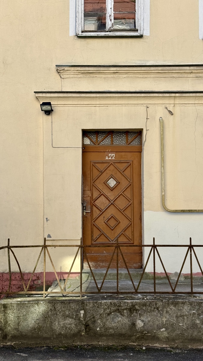 Ну что за красота? Дверь оригинальная, таких сохранилось немного. 