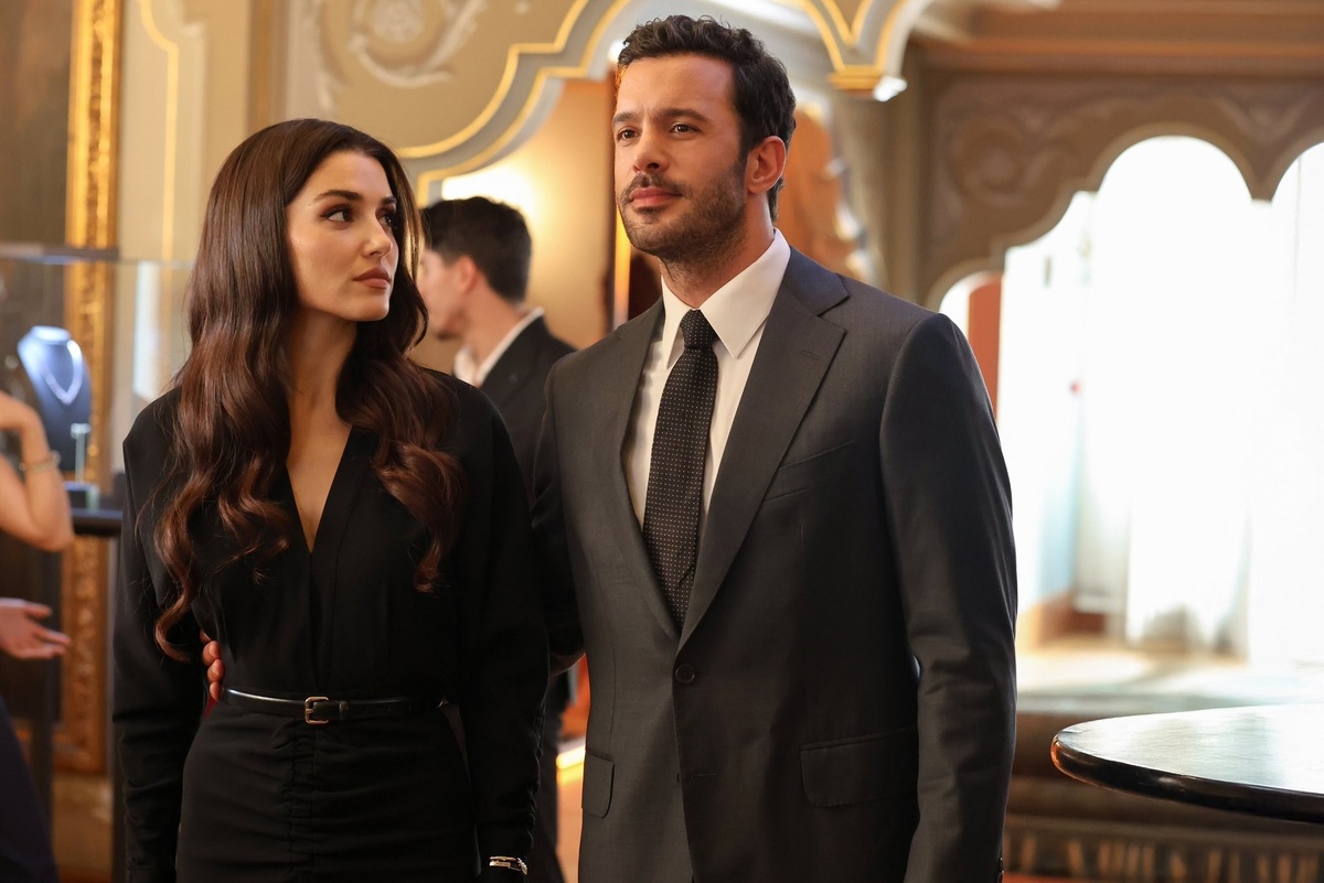 Ханде Эрчел и Барыш Ардуч во второй серии «Любовь и слезы». Фото: соцсети