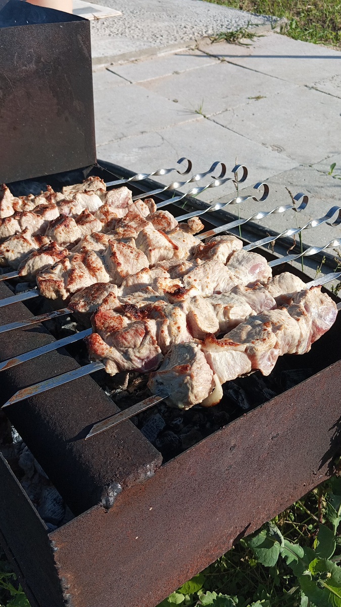 Предложила мужу покрасить мангал, он отказался, сказал, что это же временный вариант. 