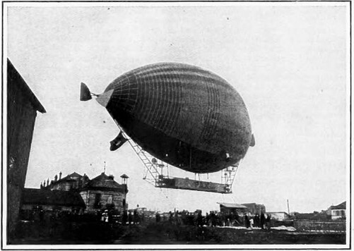 Дирижабль "Le Pax" в полете