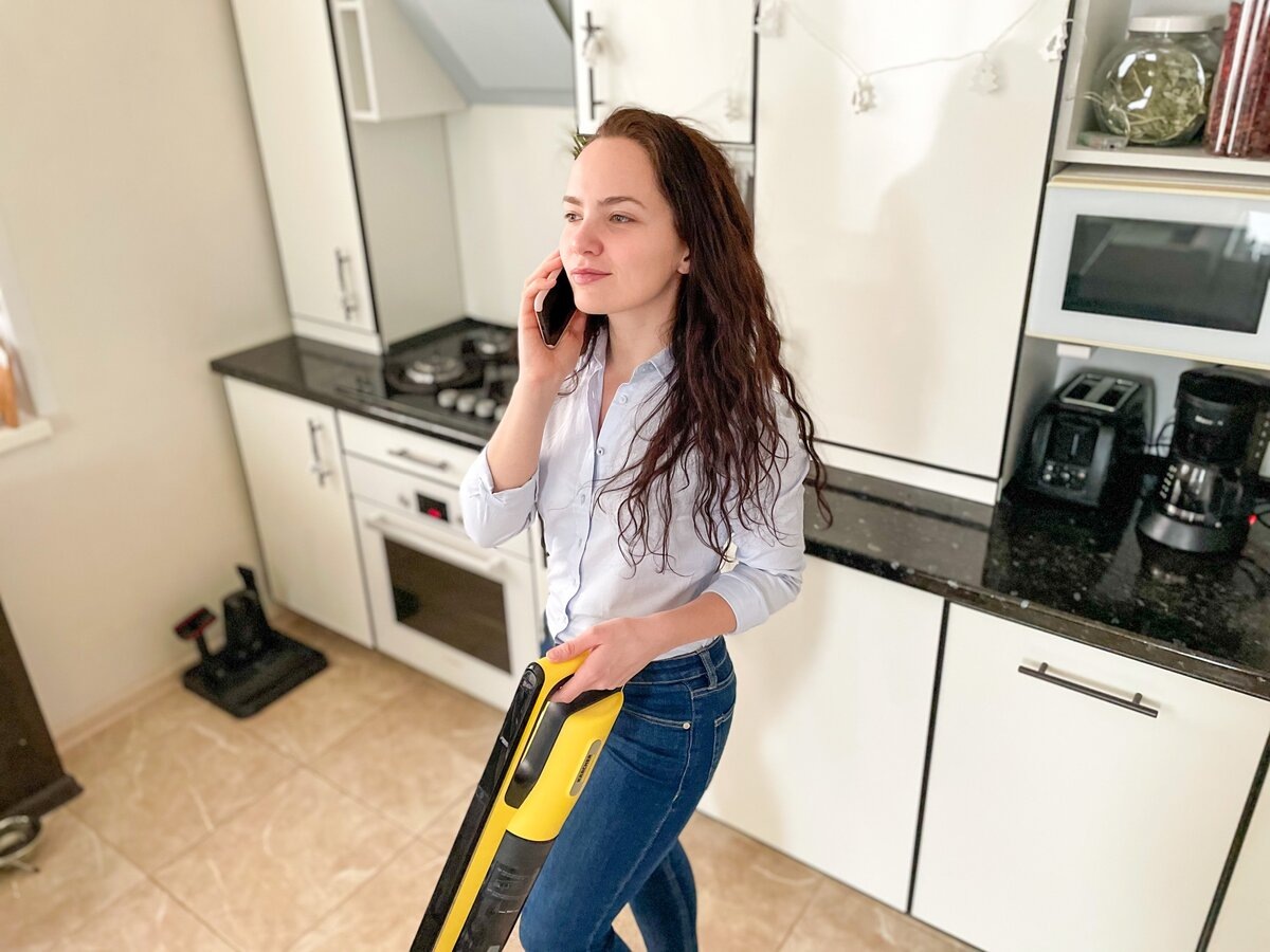 Старенькое фото, у нас тогда еще была капельная кофеварка и черный тостер)