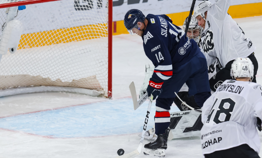 Лучший бомбардир «Металлурга» Дмитрий Силантьев забросил шайбу и сделал голевую передачу, но для победы этого оказалось мало.