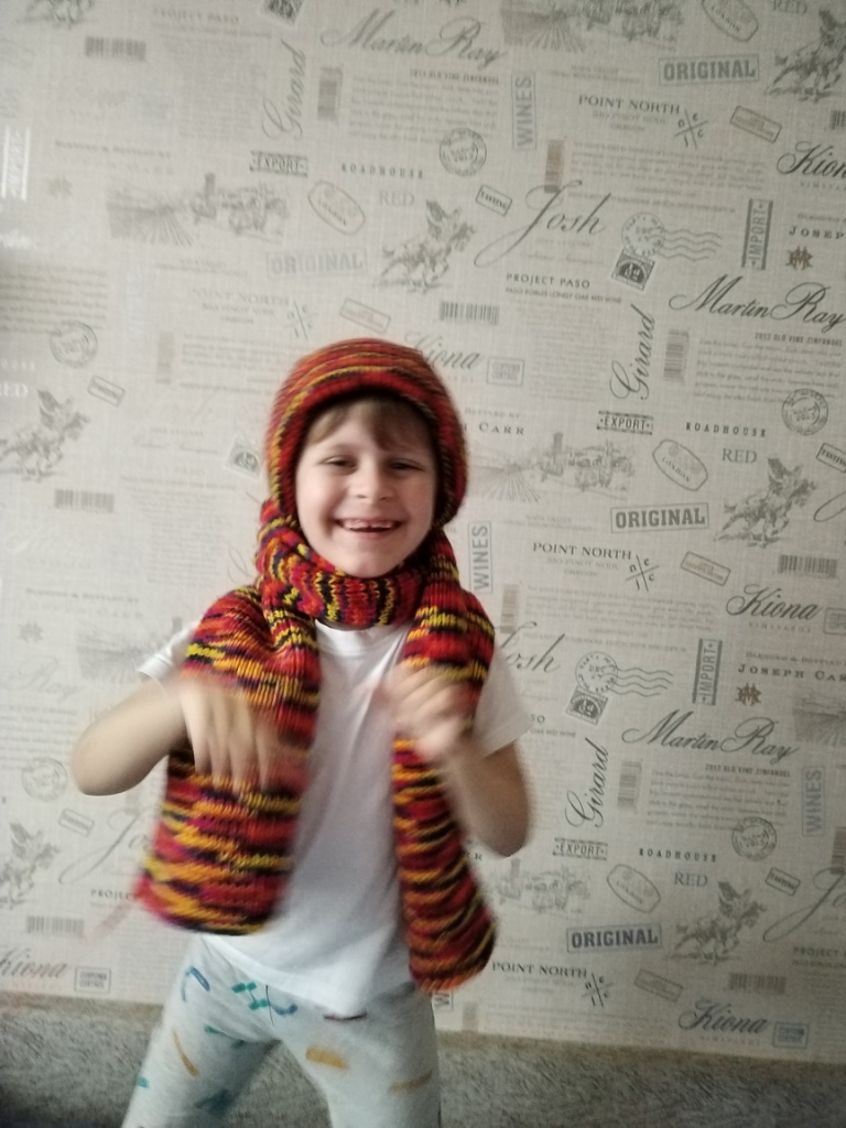 В новых шапке и шарфе