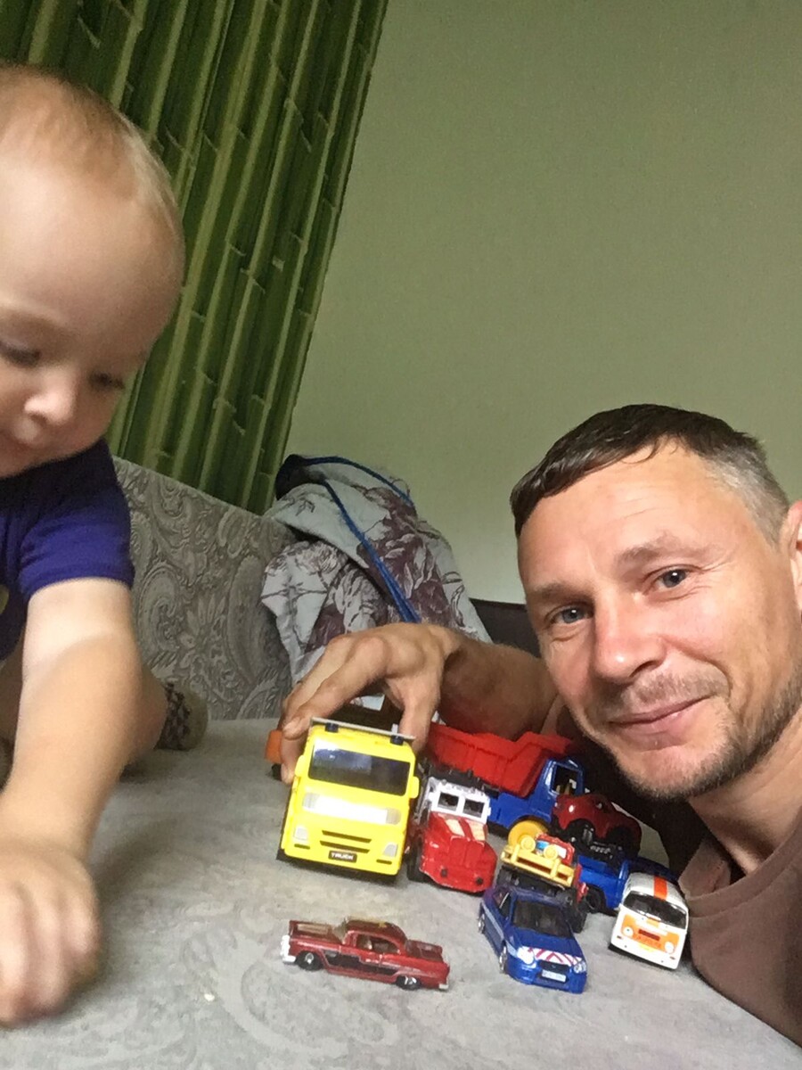 Папа всегда знает чем занять ребёнка 