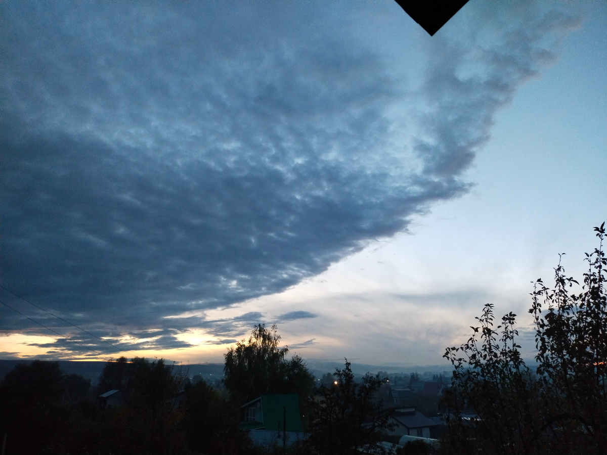 Облачный прилив затопил небосклон. 