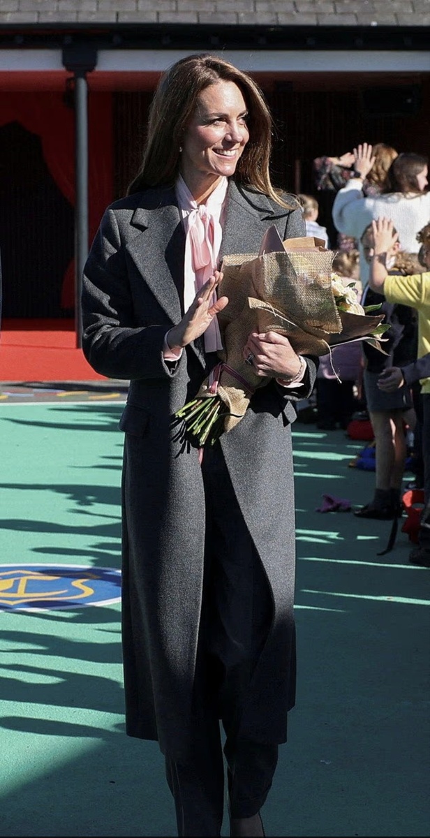 Кейт недавно вышла в свет в новой верхней одежде и выглядела непринужденно шикарно, выбрав пальто Maxi City от Jigsaw.