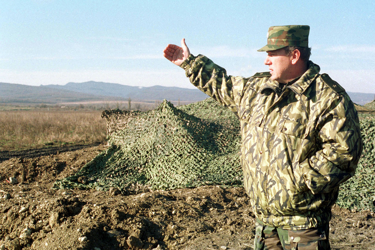   Владимир Шаманов на передовых позициях в Чечне в 1999 г. 
Александр Данилюшин / ТАСС
