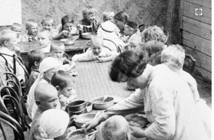 1918 год. Детский сад. Обед.