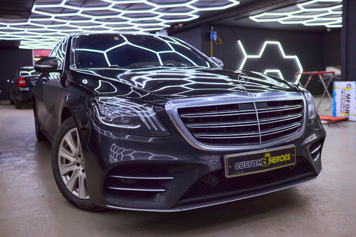 Источник фото: https://custom-heroes.ru/raboty/vid-uslugi/avtosvet/nashi-raboty/mercedes-benz-s-class-w222-restayling-2018-vosstanovlenie-i-zaschita-optiki/