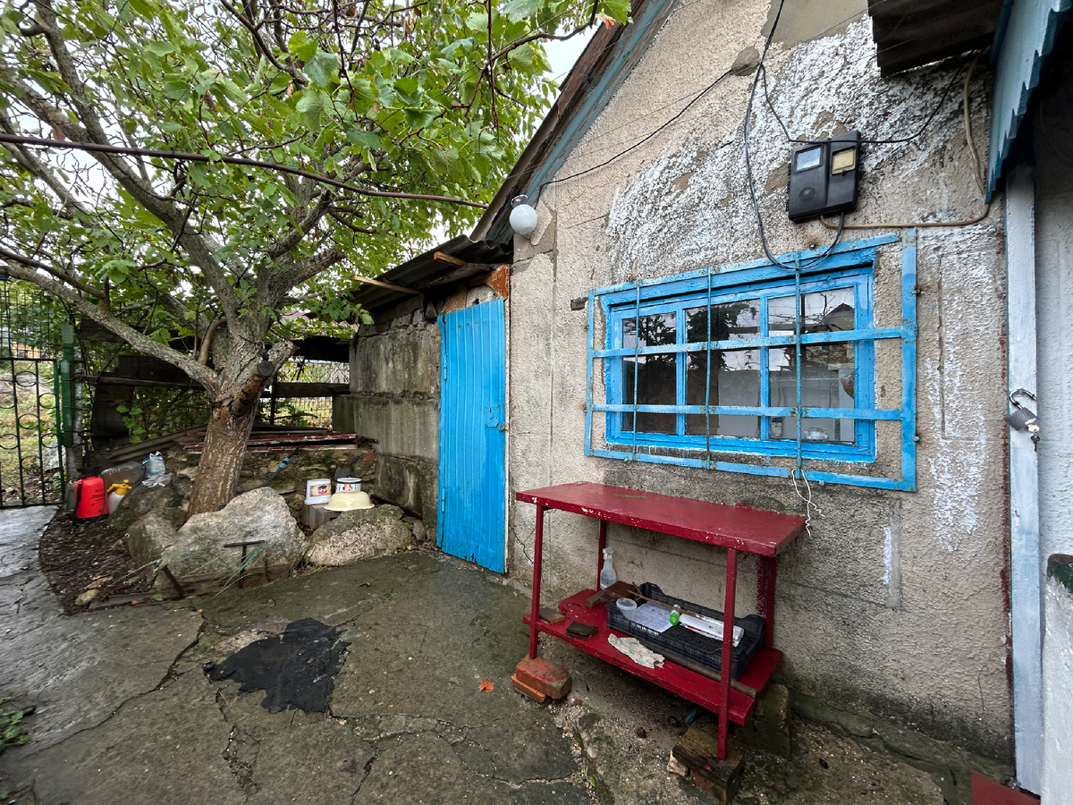 Синяя дверь – вход в пристрой