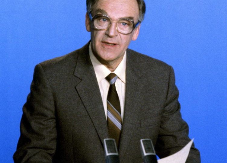 Сын не пришел даже на похороны матери. Правда о роковой обиде "главного голоса СССР" Игоря Кириллова и его сына Всеволода