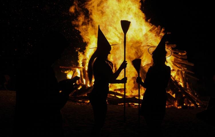 Сжигание злых ведьм. Фото (https://tass.ru/mezhdunarodnaya-panorama/19433545).