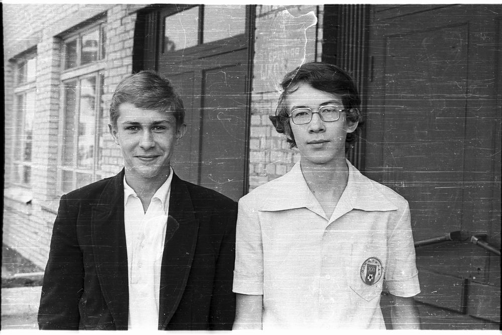 Вадим Абиденко (слева), выпускник школы №3, геройски погиб в Афганистане, прикрывая отход группы. В 1987 году cредней общеобразовательной школе № 3 г. Арсеньев было присвоено имя выпускника школы Вадима Абиденко 