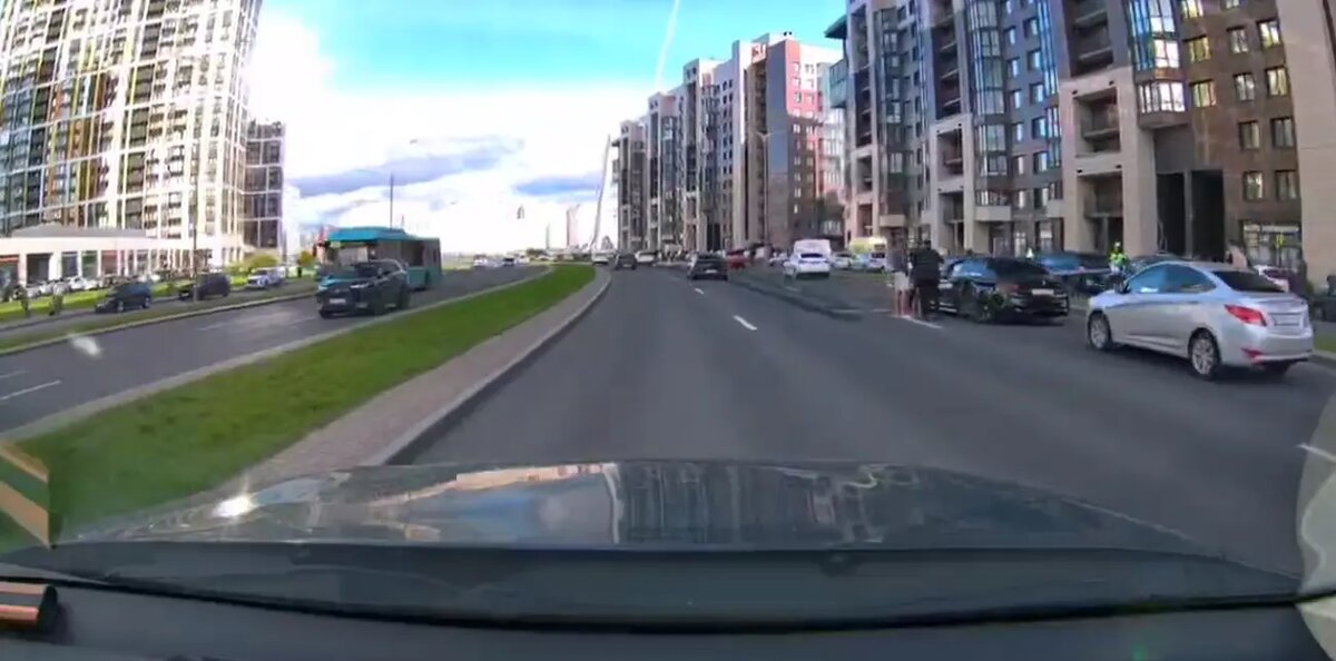    Фото: стоп-кадр видео из телеграм-канала «Мегаполис | ДТП и ЧП | Санкт-Петербург | Питер»