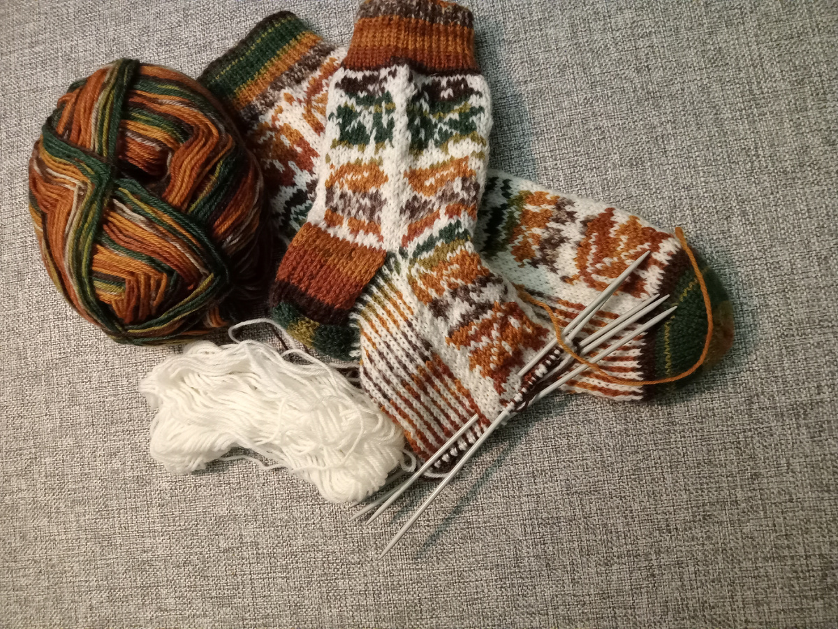 Такие яркие листочки на носочках получаются.