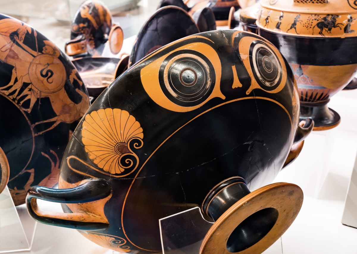 Стандартная «глазастая» двуязычная чаша, внешняя сторона. Аттика, около 500 года до н.э.  Национальный музей Вилла Джулия, Рим, Италия. 