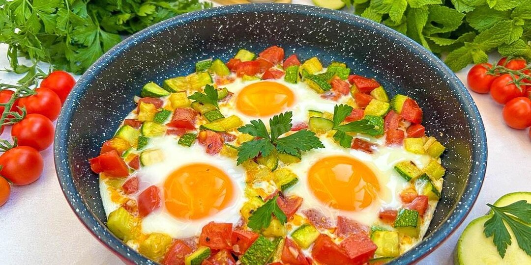 Яичница с кабачками помидорами и яйцом