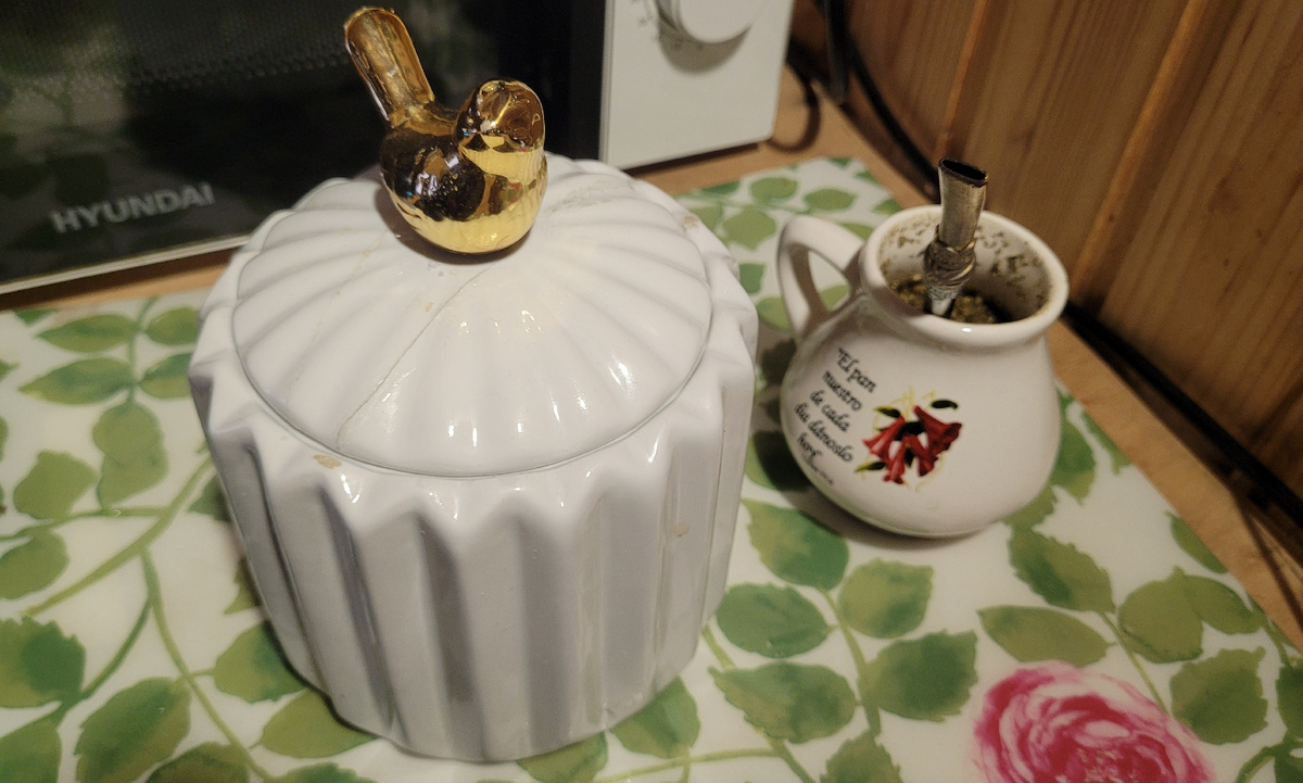 Марко склеил сахарницу