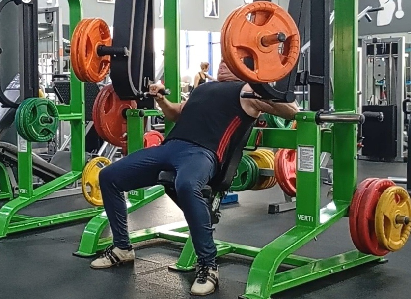 Этот хаммер требует чрезмерного отвода локтей, это создаёт дискомфорт в плечах... 