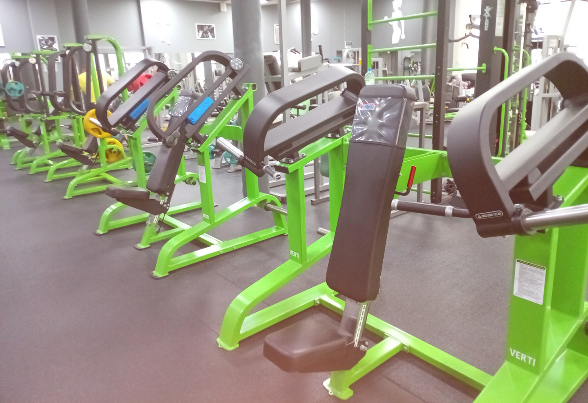 Вот они, хаммеры на любой вкус! В одном из них под рычагами видны синие полипропиленовые бруски. Видать не у одного только автора хаммер выламывает плечевые суставы. 