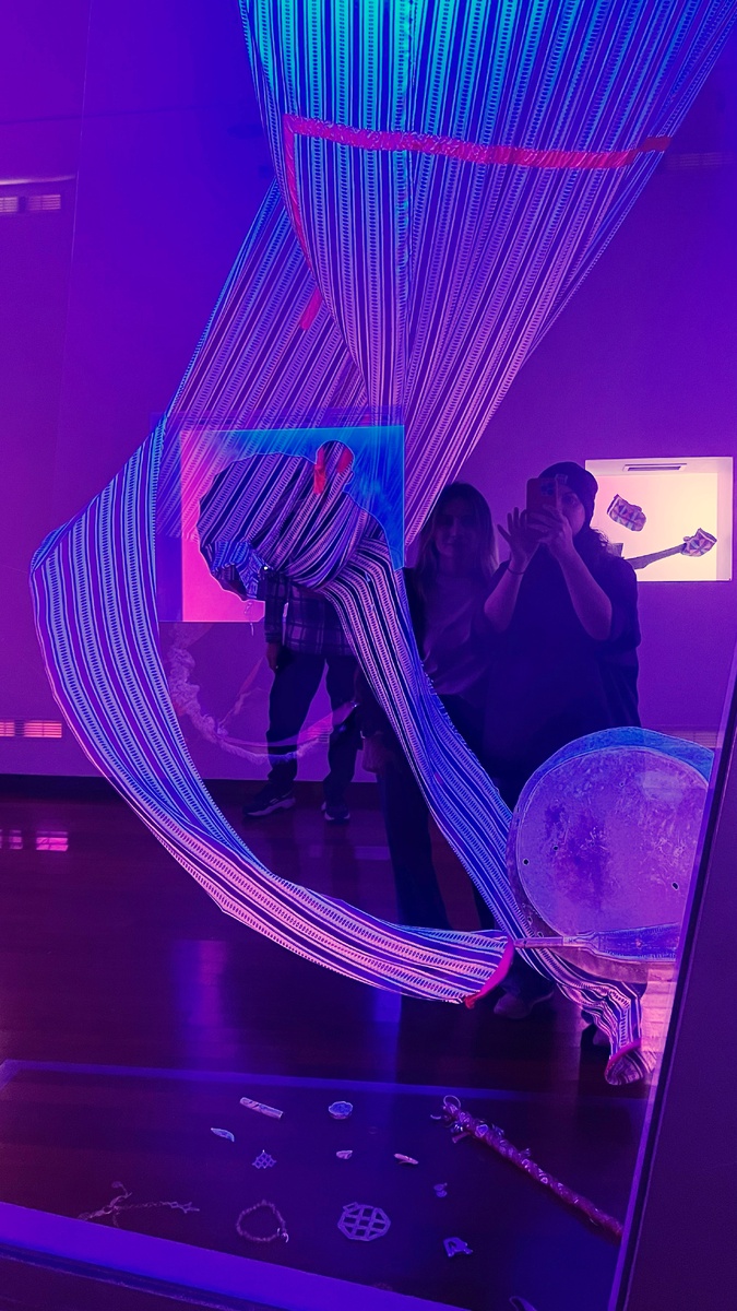 Халат, бубен и другие атрибуты шамана.