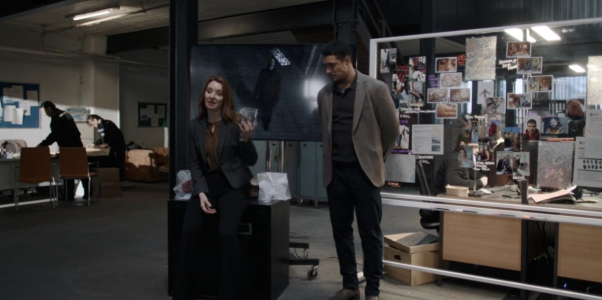 кадр из сериала "Вирди"