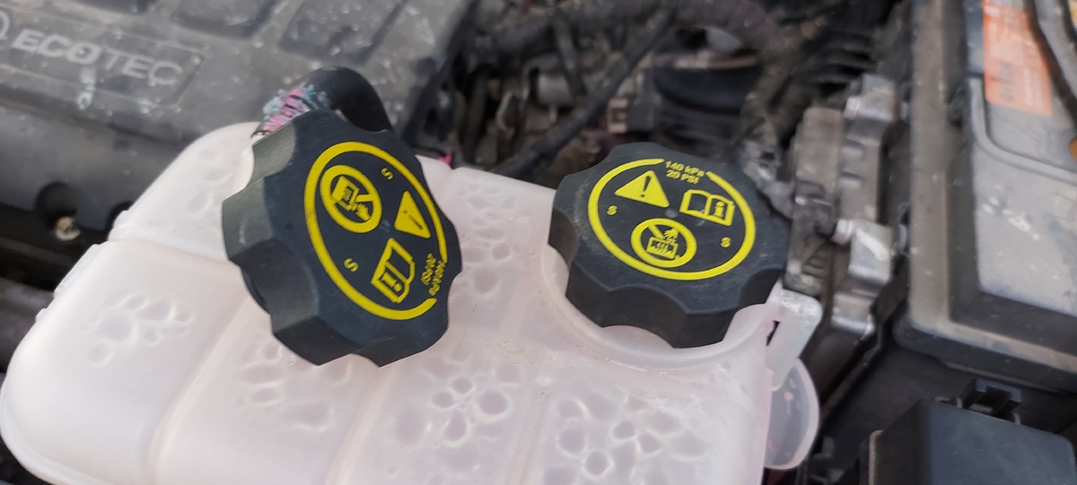 Установил старую рабочую крышку расширительного бачка.