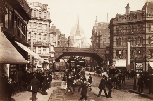 Слева выстраивается очередь в паб «King Lud» на площади Лудгейт-Серкус, Лондон, около 1890 года