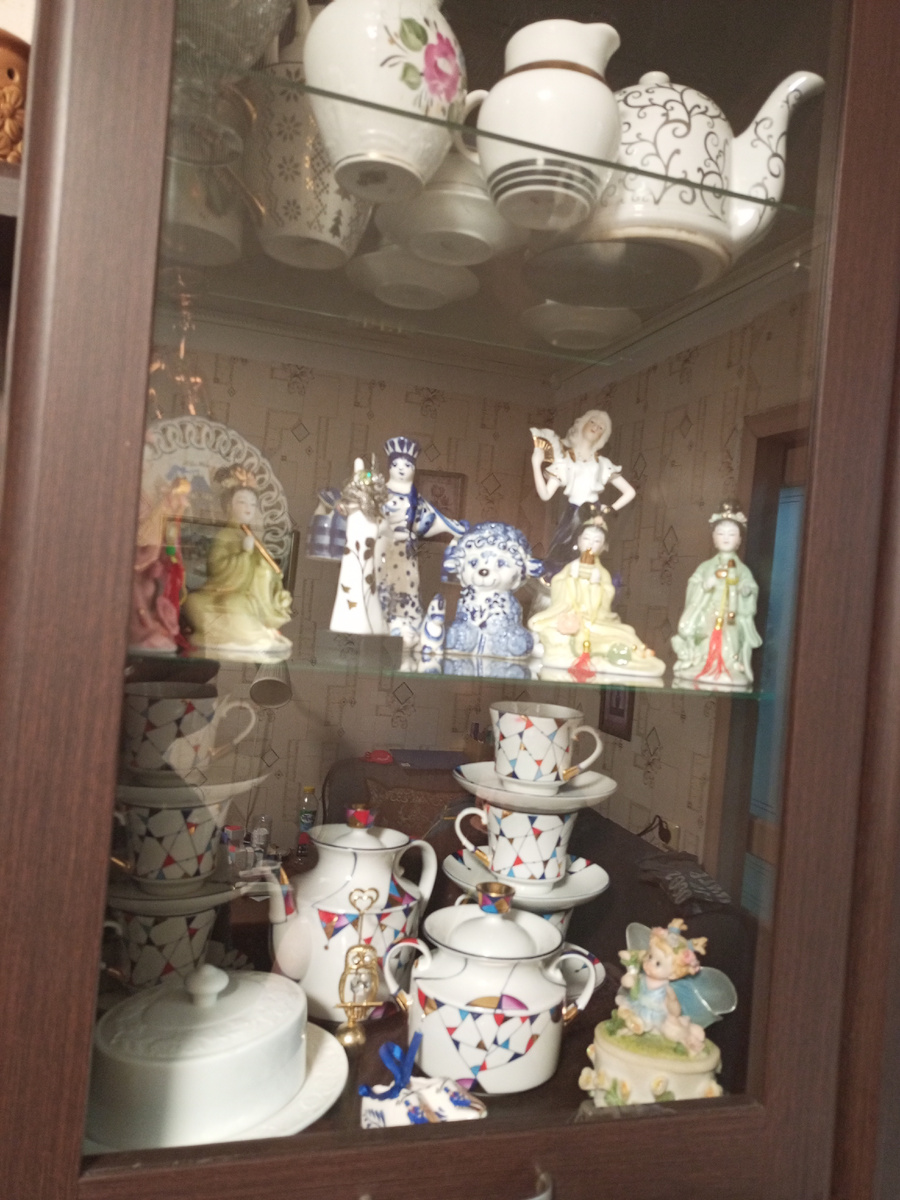 Всякие сувенирчики расставила, их двигаешь, двигаешь, они, то там, то сям