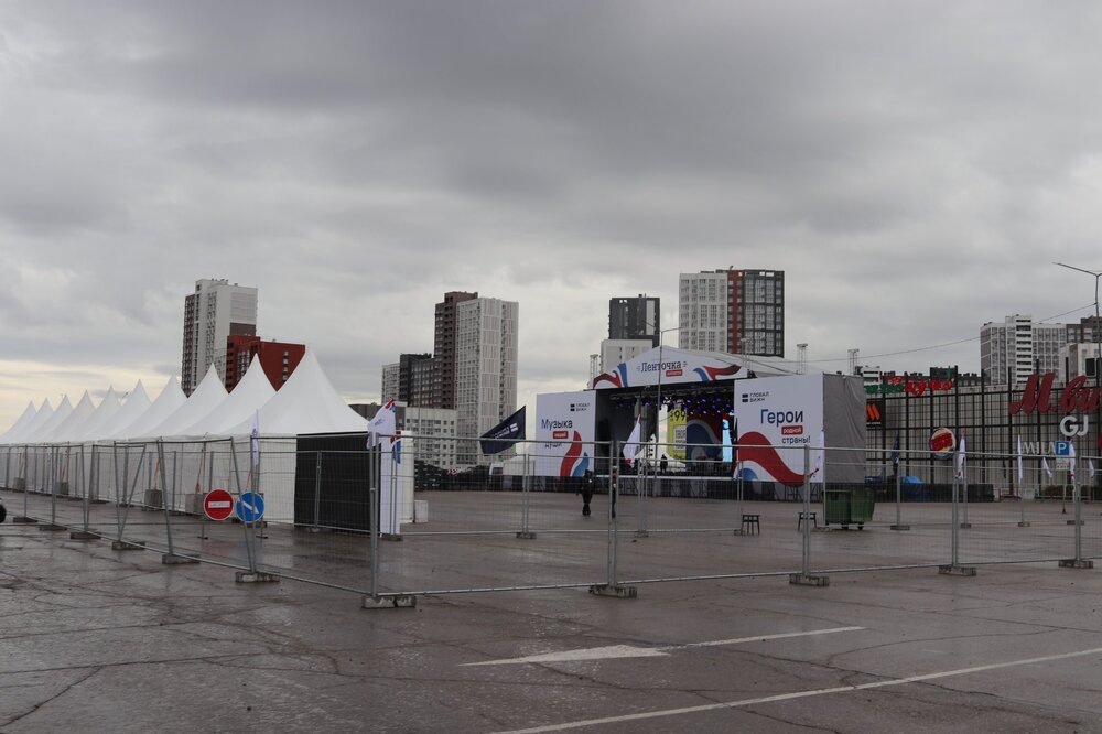 
На автопарковке подготовили площадку для концерта Вики Цыгановой. Ждать концерта мы не стали.