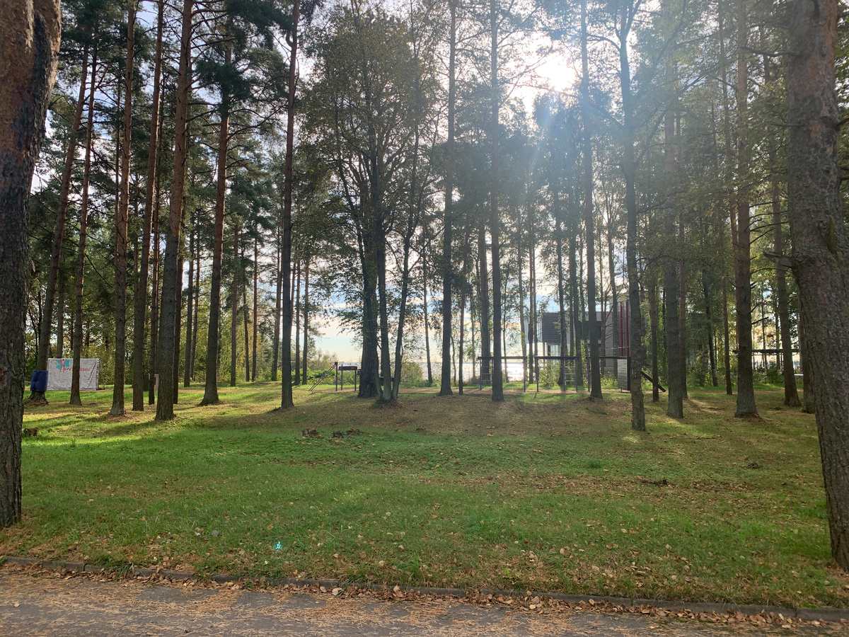 Метров 100 до пляжа