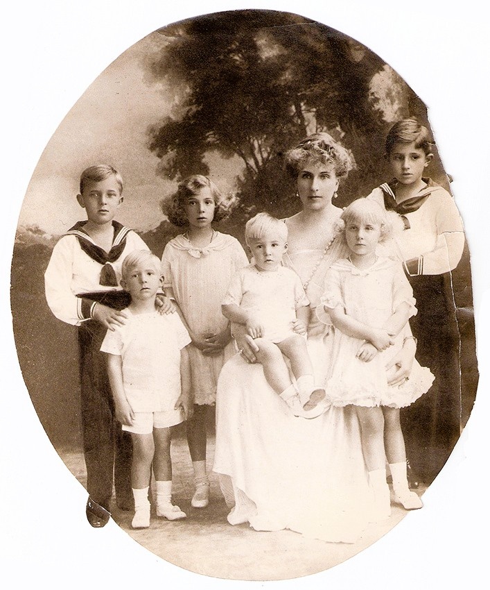 Королева Испании Виктория Евгения с детьми, 1916 год