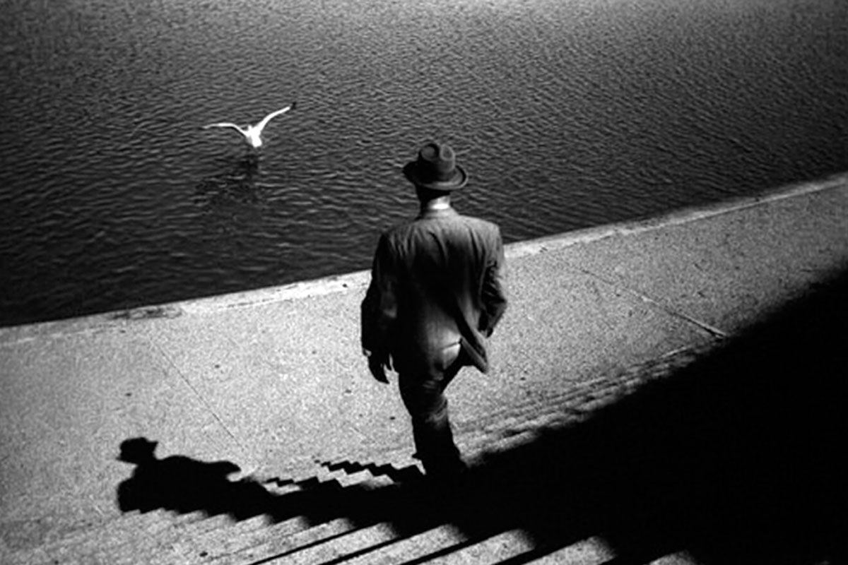 Этот порт учит нас быть разборчивыми в удовольствиях. Перестать гнаться за яркими, но пустыми впечатлениями и ценить спокойное тепло простого бытия