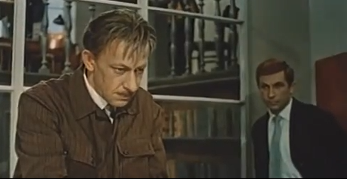 В киноленте "Они живут рядом" Евгений Евстигнеев сыграл учёного Якова Андреевича Данилова, а Игорь Кваша - его молодого коллегу, который очень хочет с ним поработать