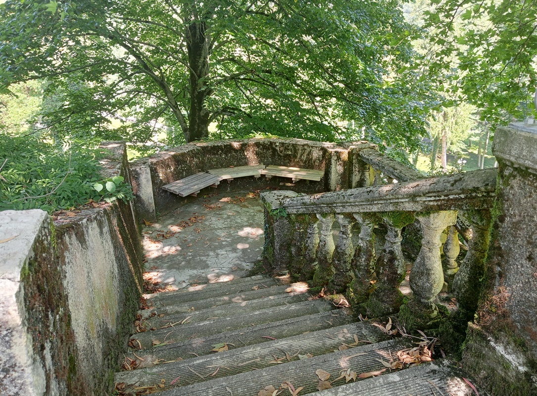 Моё фото крутой мюссерской лестнице, ктороая ведёт к даче Сталина