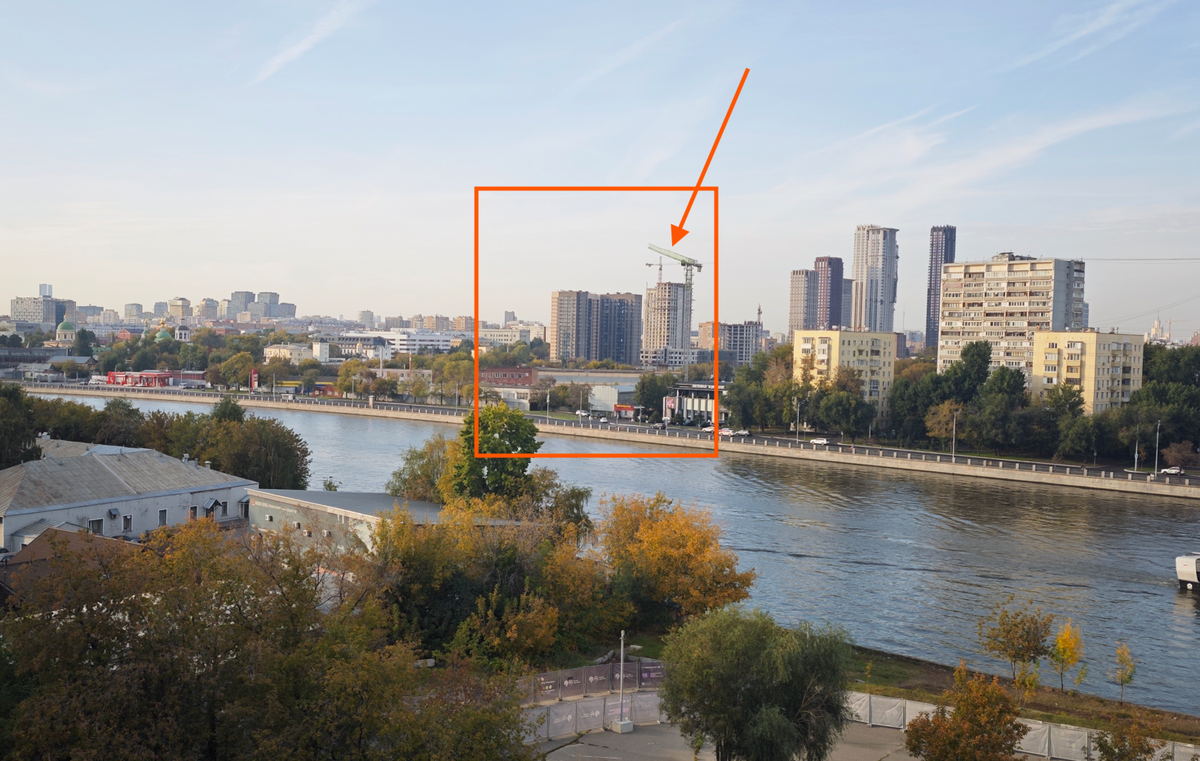 Вид на строительную площадку из ТЦ "Ривьера". Фото автора, 09.2025