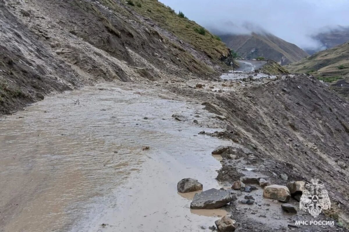    Сошедший на дорогу сель отрезал 19 сёл в Чародинском районе Дагестана